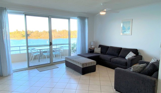 QUAYSIDE - Bring the boat, tie it up at your own private jetty.