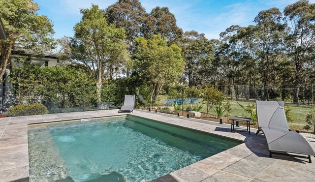 QUE SYRAH - THE VINTAGE HOLIDAY HOUSES