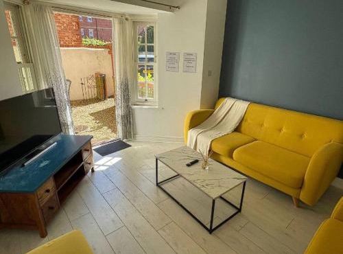 Queen Anne Court with FREE PARKING By Prescott Apartments