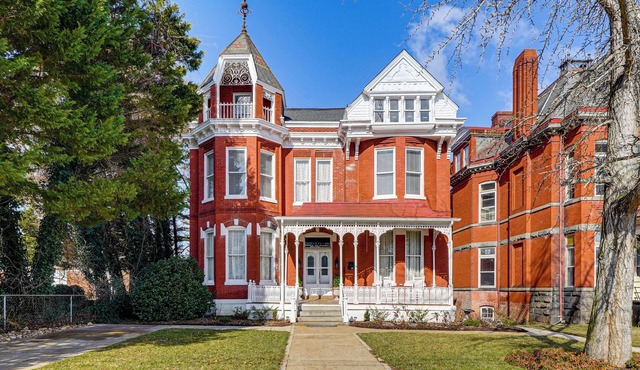 ‘Queen Anne Manor' in Old West End w/Elevator