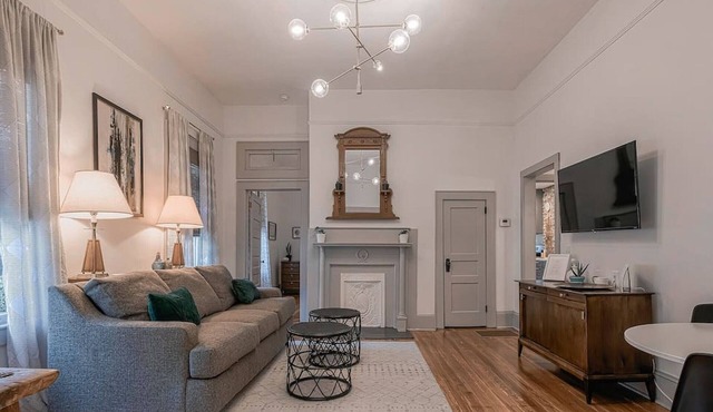 Queen Anne Victorian - Eclectic Apartment