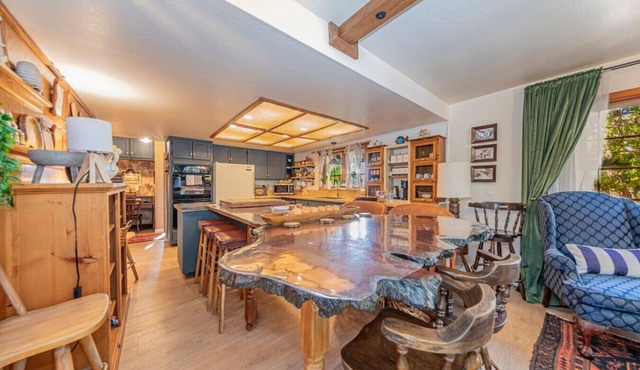 Queen Anne Villa by Bass Lake, 20 min to Yosemite