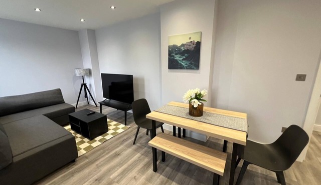 Queen Apartment | 7 Guests | High Spec | En-Suites