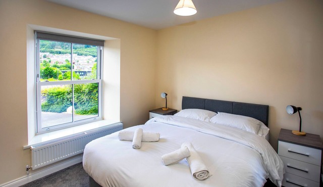 Queen-bed double room with desk, wifi & TV in friendly 1852 pub and 4-star B&B.
