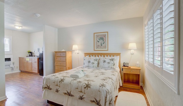 Queen Bed, Kitchenette, Free Parking - Room 1