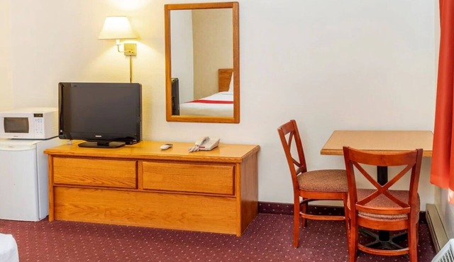 Queen Bed near Dixie Inn: Free WiFi, clean room, pet-friendly