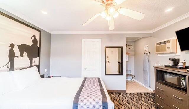 Queen Bed Non‑Smoking + Free Parking | Easy Walk to Downtown Snyder