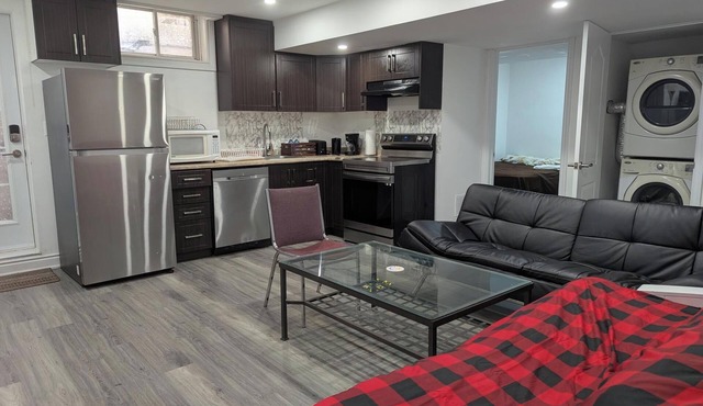 Queen bed occupancy with attached washroom - Close to YKF airport