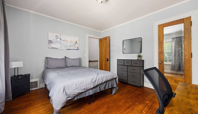 Queen Bed Retreat | Full Kitchen + Laundry Access