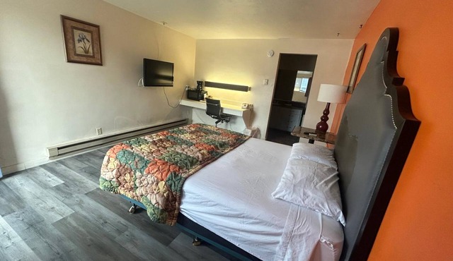 Queen Bed Room in Walla Walla Wine Country | Pet Friendly Stay | Free Parking!
