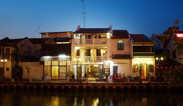 Queen Bed Room with Private Bathroom and AC, 3 mins walk to Jonker Street