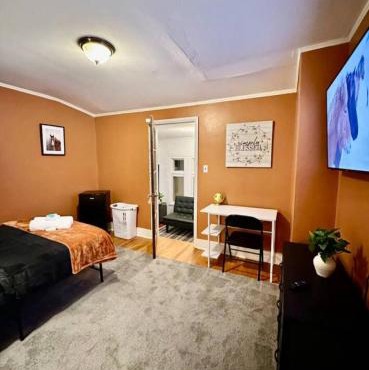 Queen Bed Sleeps 2 Communal Spaces SU NYS Fair Carrier Dome Upstate Medical Center