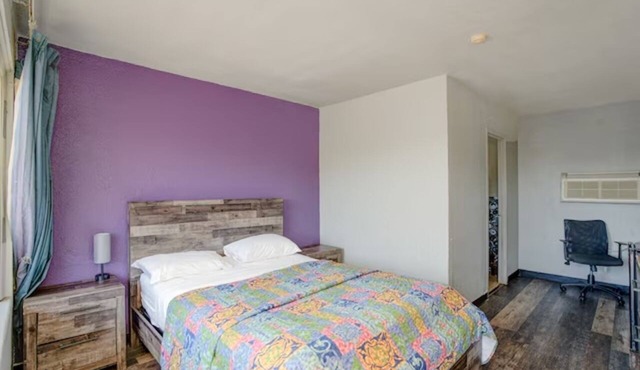 Queen Bed Stay on Cicero Avenue 15 Mins to Midway Airport | Free Parking