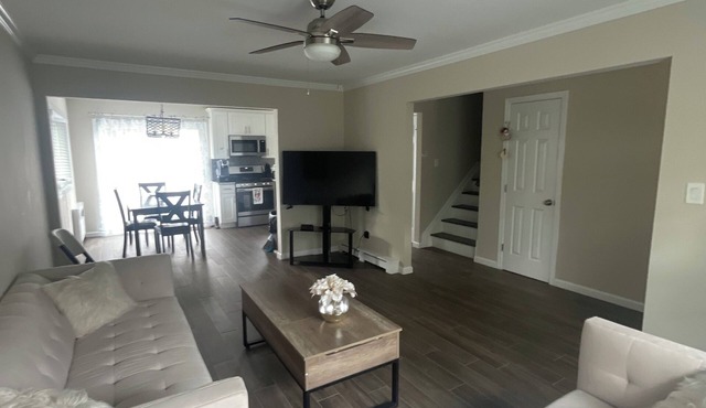 Queen bedroom 1 min to highway