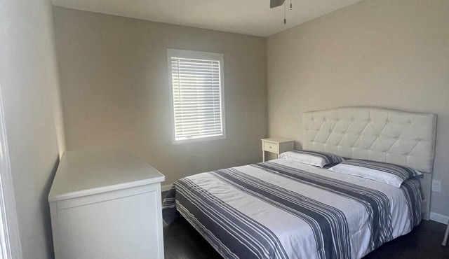 Queen bedroom 1 minute to Highway
