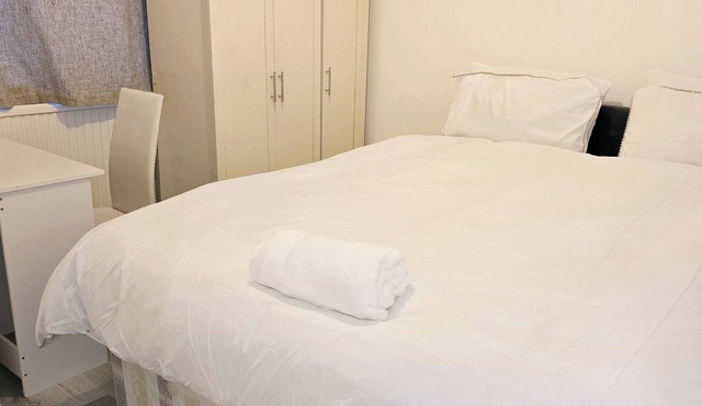 Queen Bedroom In Moston. Located in Moston, 4.6mi from Etihad Stadium.