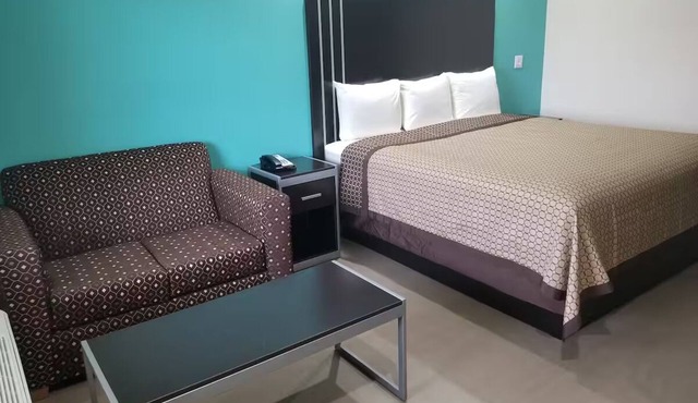 Queen Bedroom with Kitchenette, Perfect for a Comfortable Stay in Bay City