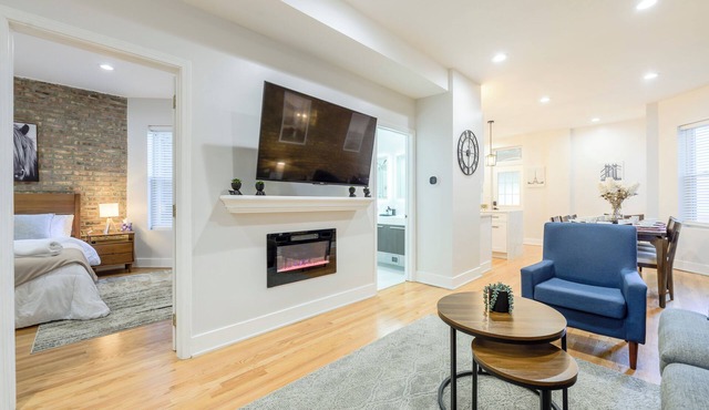 Queen Beds, EV Charging, Near Train: Luxury Stay