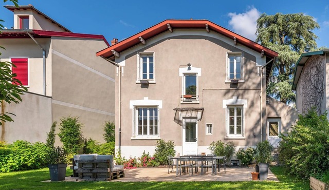 Queen - British garden residence with swimming pool