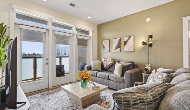 Queen City Breeze - Free Parking, Pool, Walkable