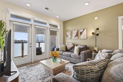 Queen City Breeze - Parking, Pool, Walkable