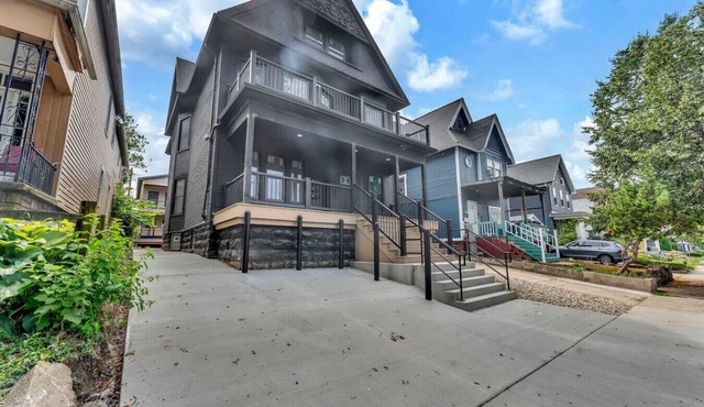 Queen City Flat - Modern Stay