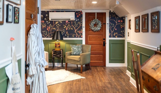 Queen City Hideaway - walk downtown, newly reno, classic, and cozy with views!