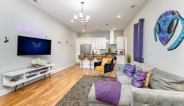 Queen City's Nest Uptown | Hornets Vibes | Bold Design & City Views | Walk to All Uptown Attractions