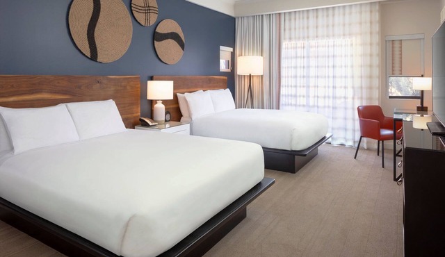 Queen Courtyard Getaway, Amara Resort, Tranquil Creek Setting, Free Parking