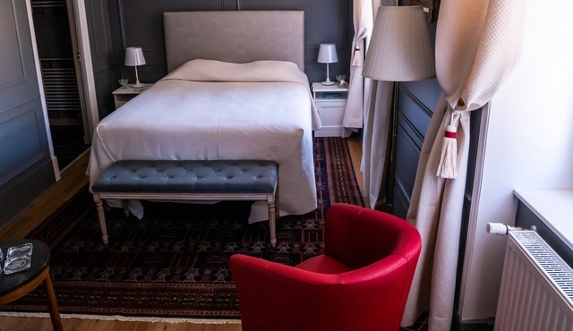 Queen-Deluxe-Private Bathroom-Vineyard view-chambre grise