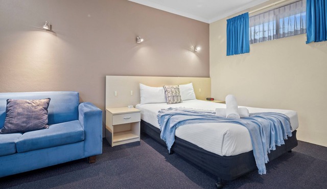 Queen Deluxe Retreat, Smart TV, Kitchenette & More!