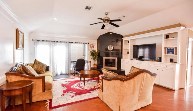 Queen Esther’s Palace Beautiful maintained home in vibrant walkable neighborhood