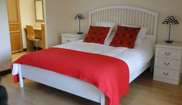 Queen-Family-Private Bathroom-Courtyard view