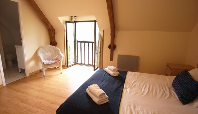 Queen-Family-Private Bathroom-Courtyard view