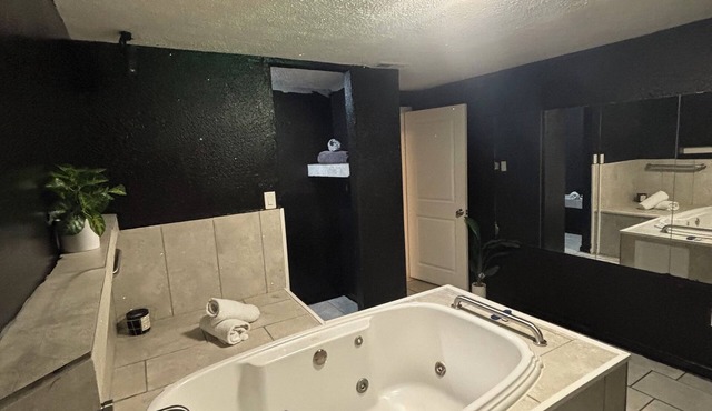 Queen jacuzzi suite