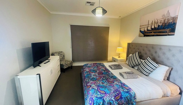 Queen Lizzy Townhouses - 6