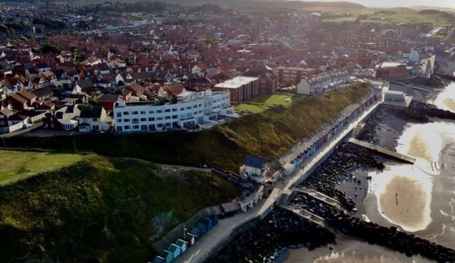 Queen Mary House: Very large holiday home with superb sea views