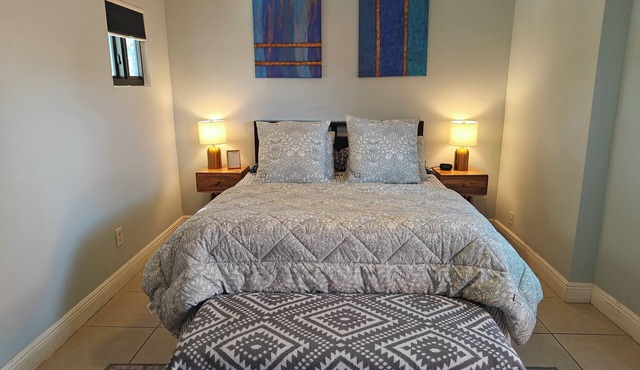 Queen. Minutes to Wilton drive. Private entrance and bathroom