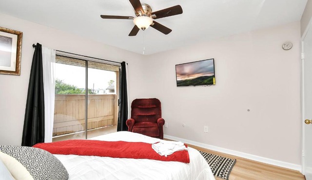 Queen Oasis Balcony Retreat Near NRG Stadium