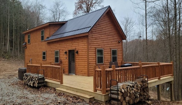 Queen of Hearts. Secluded Hocking Hills cabin.