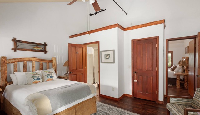 Queen - Queen Bed with Private bathroom, mini fridge