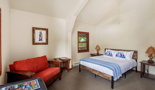 Queen - Queen bedroom with private bathroom, mini fridge