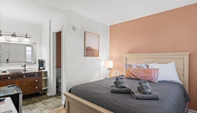 Queen Room Hotel- 2 Pools, Near Beach/Boardwalk, No Pets Allowed