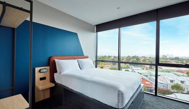 Queen Room in a Co living space - Gym and Swimming Pool