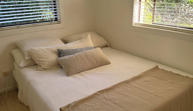 Queen room in charming 4-bedroom B&B with WiFi and some AC in fab Mullumbimby