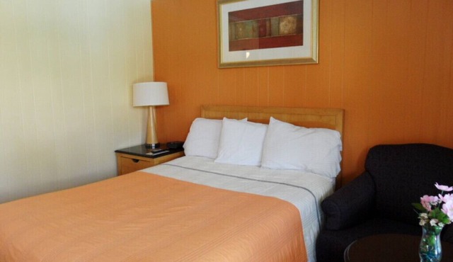 QUEEN ROOM IN LAKE GEORGE-2