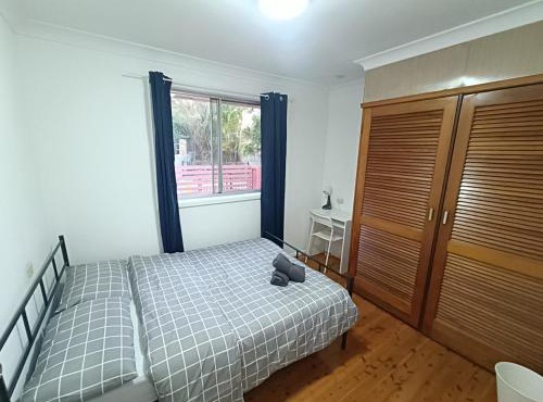 Queen Room in Spacious House - Close to Shops and Station - NC3