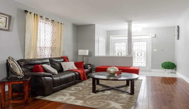 Queen Room near Toronto Pearson Airport
