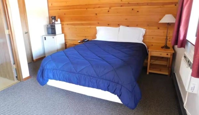 Queen Room Stay near White Pass Country Museum | Free Parking!