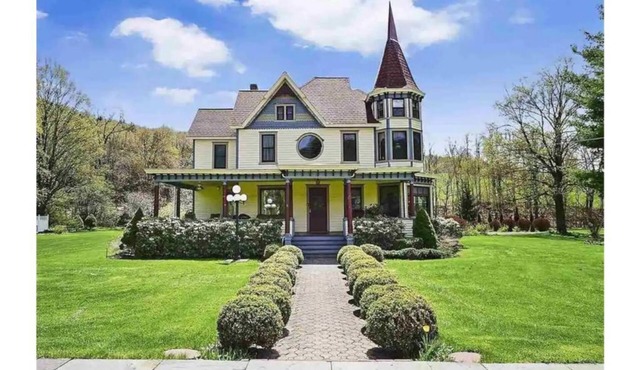 Queen Rose Room with a large private bathroom